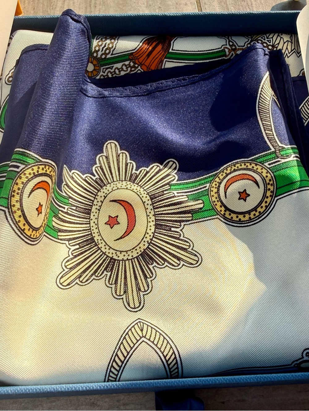 NWT Wensli 100% Mulberry Silk Scarf Navy Blue Gold Medallion Square Boxed
